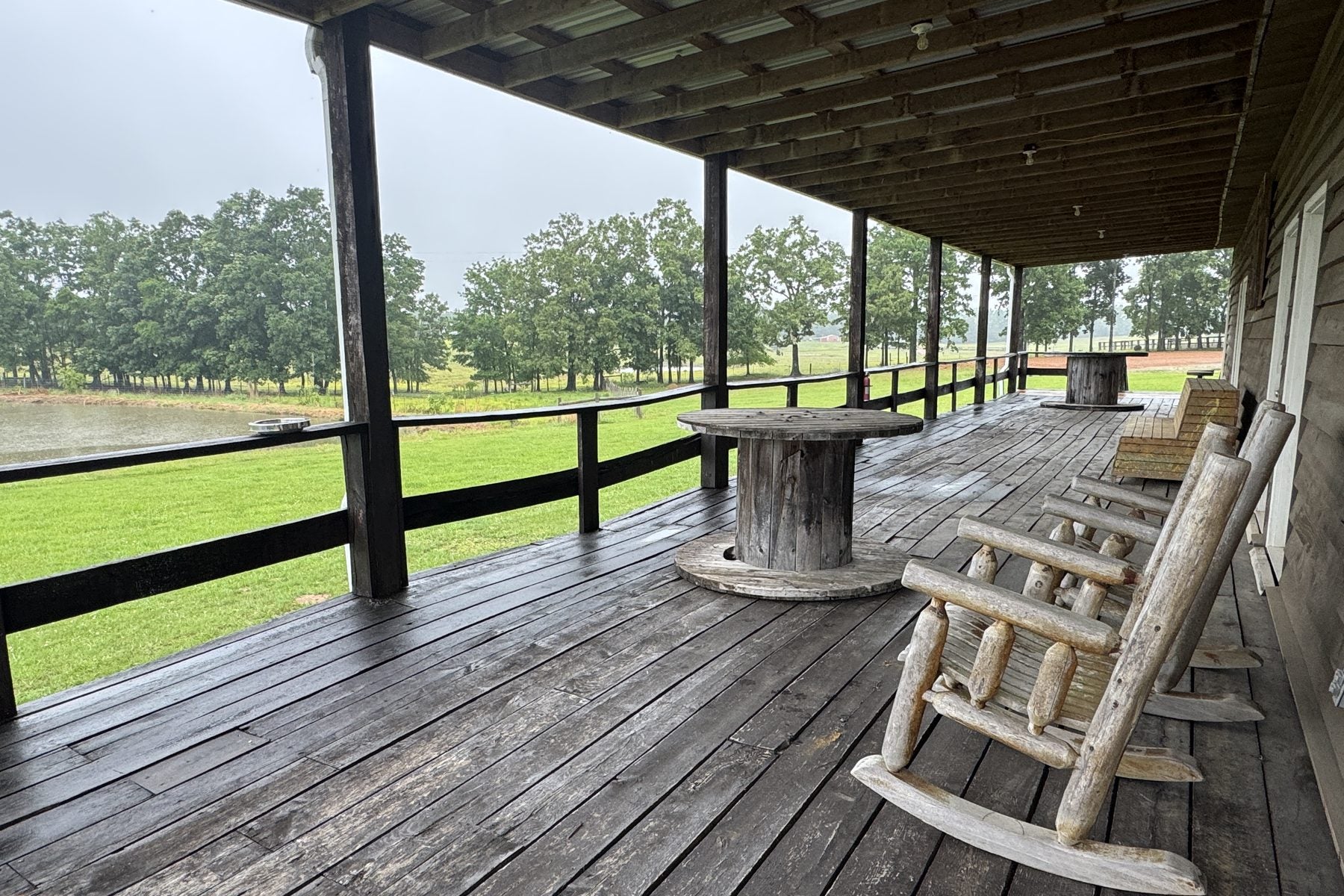 A quiet deck over the pond